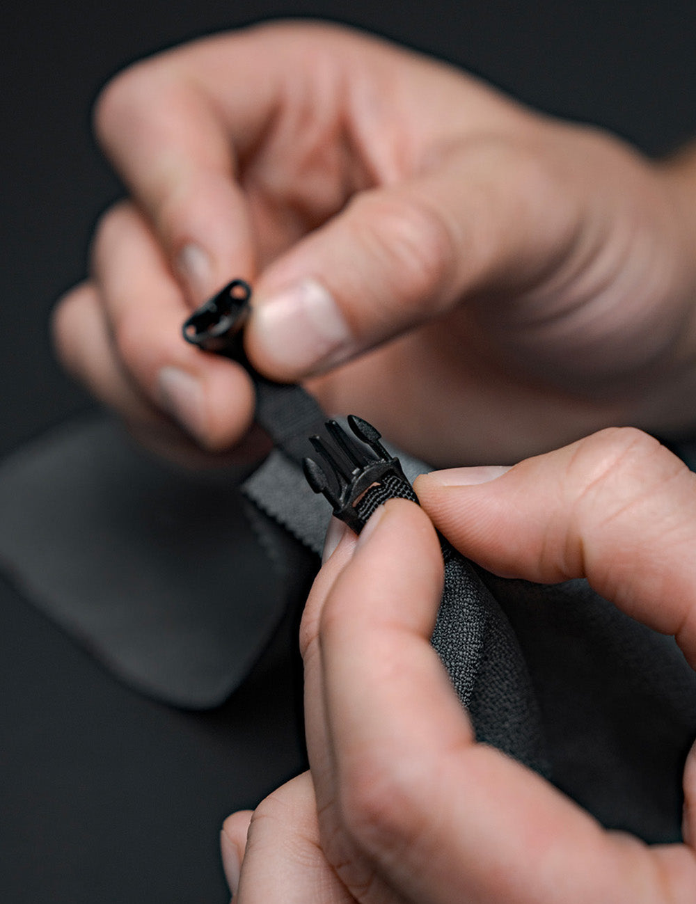hands clipping small towel buckle 